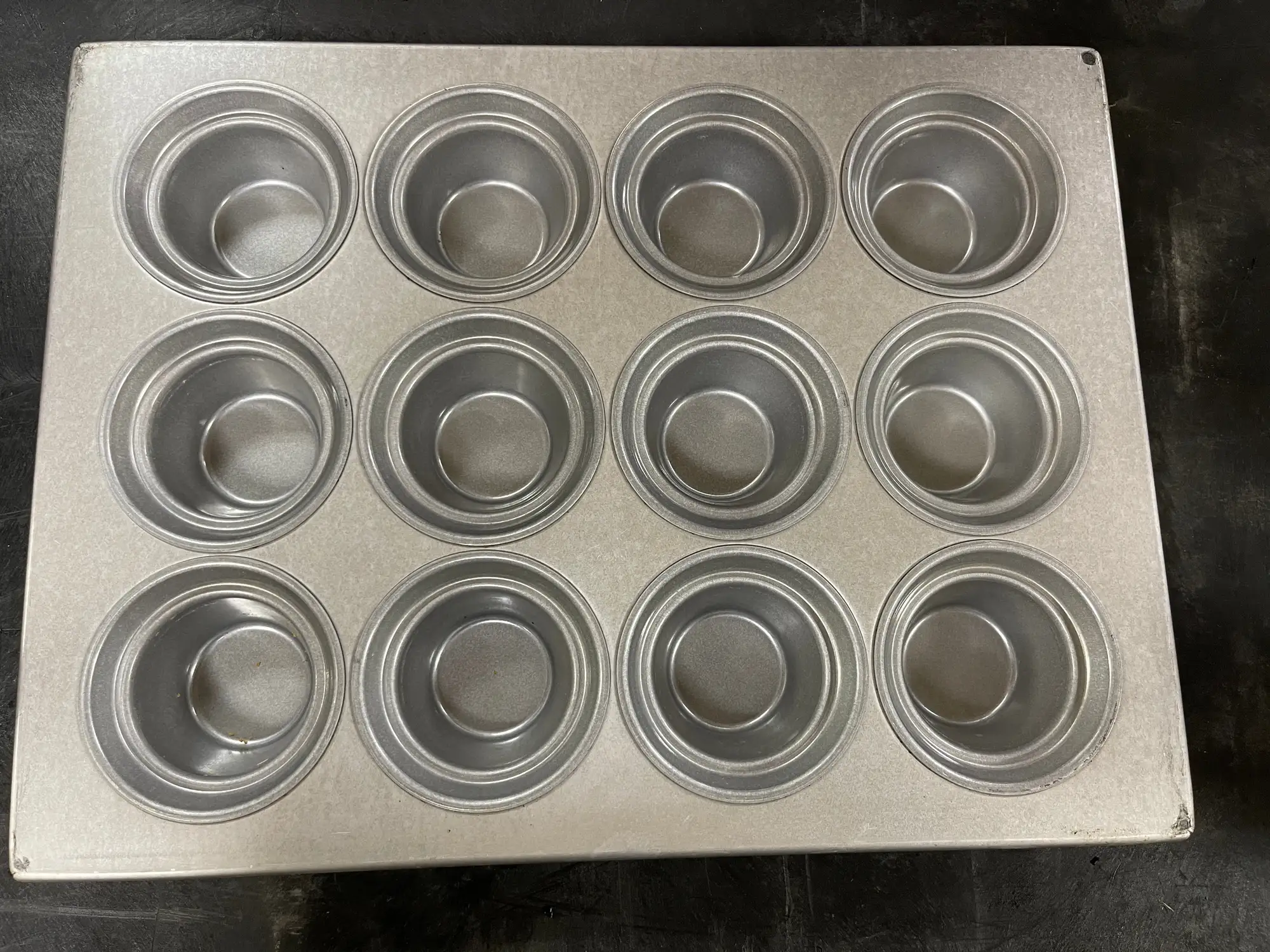 Used Chicago Metallic Used Chicago Metallic 43025 Large Crown Muffin Pan, Makes (12) 3 3/5" Muffins - SU Pans Illinois US | Falcon Restaurant Supply #1374900
