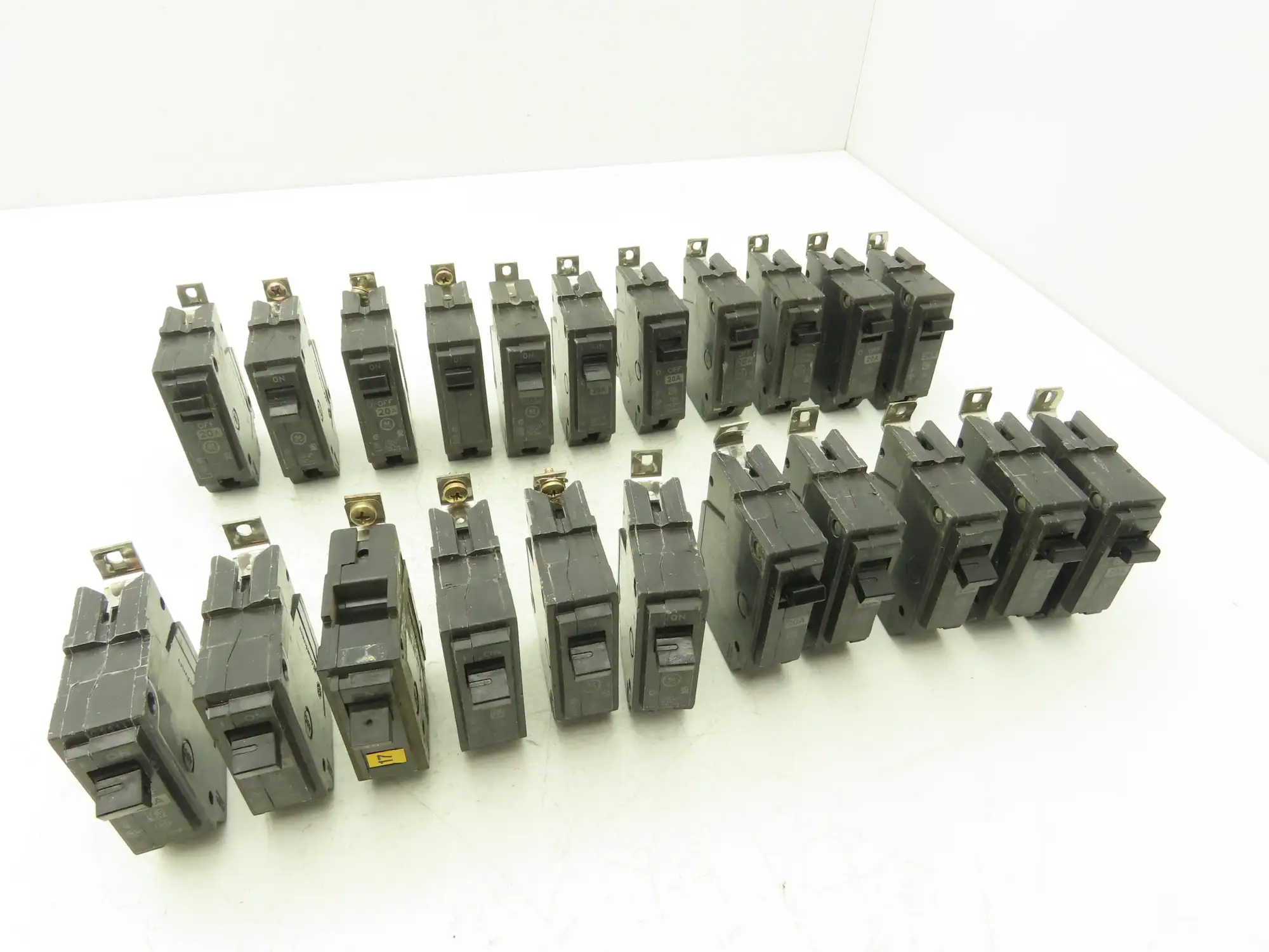 General Electric THQB1120 Circuit Breaker 1-Pole 20A Screw In 120/240V Lot of 22