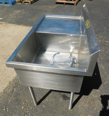 USED ELKAY SS SINK ELKAY SS8124L2 STURD