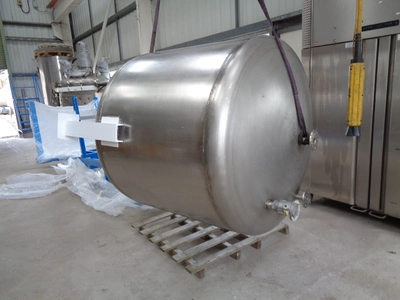 1000L S/S Vertical Enclosed Tank