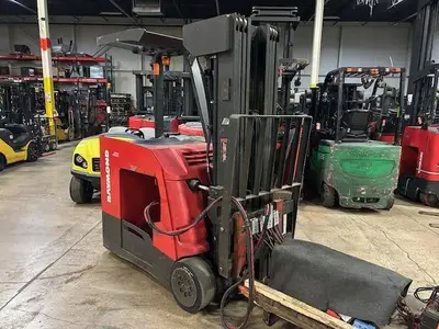Used 2017 RAYMOND 425C40QM 3-Wheel Stand up Electric Counterbalance Forklifts Illinois US | Somerset Equipment Sales #1546201