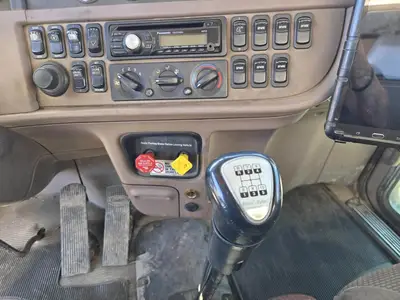 USED 2013 PETERBILT 384