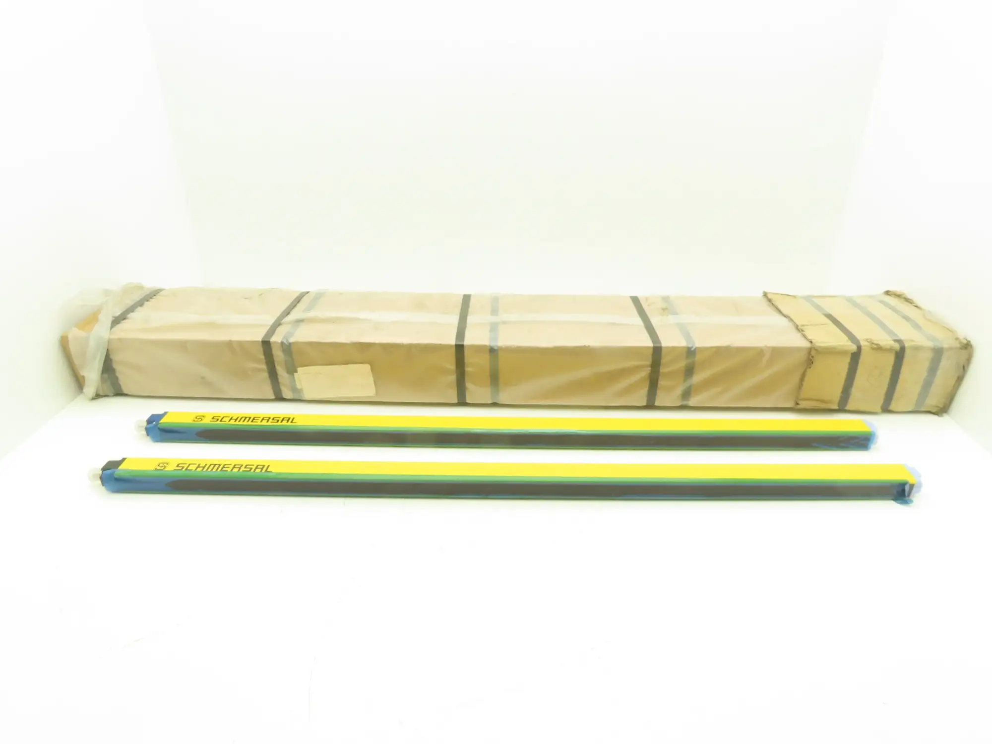 Schmersal SLC440COM-ER-0890-14 Safety Light Curtain Transmitter & Receiver Set