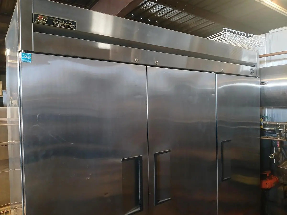 USED TRUE 3 DOOR COOLER T-72
