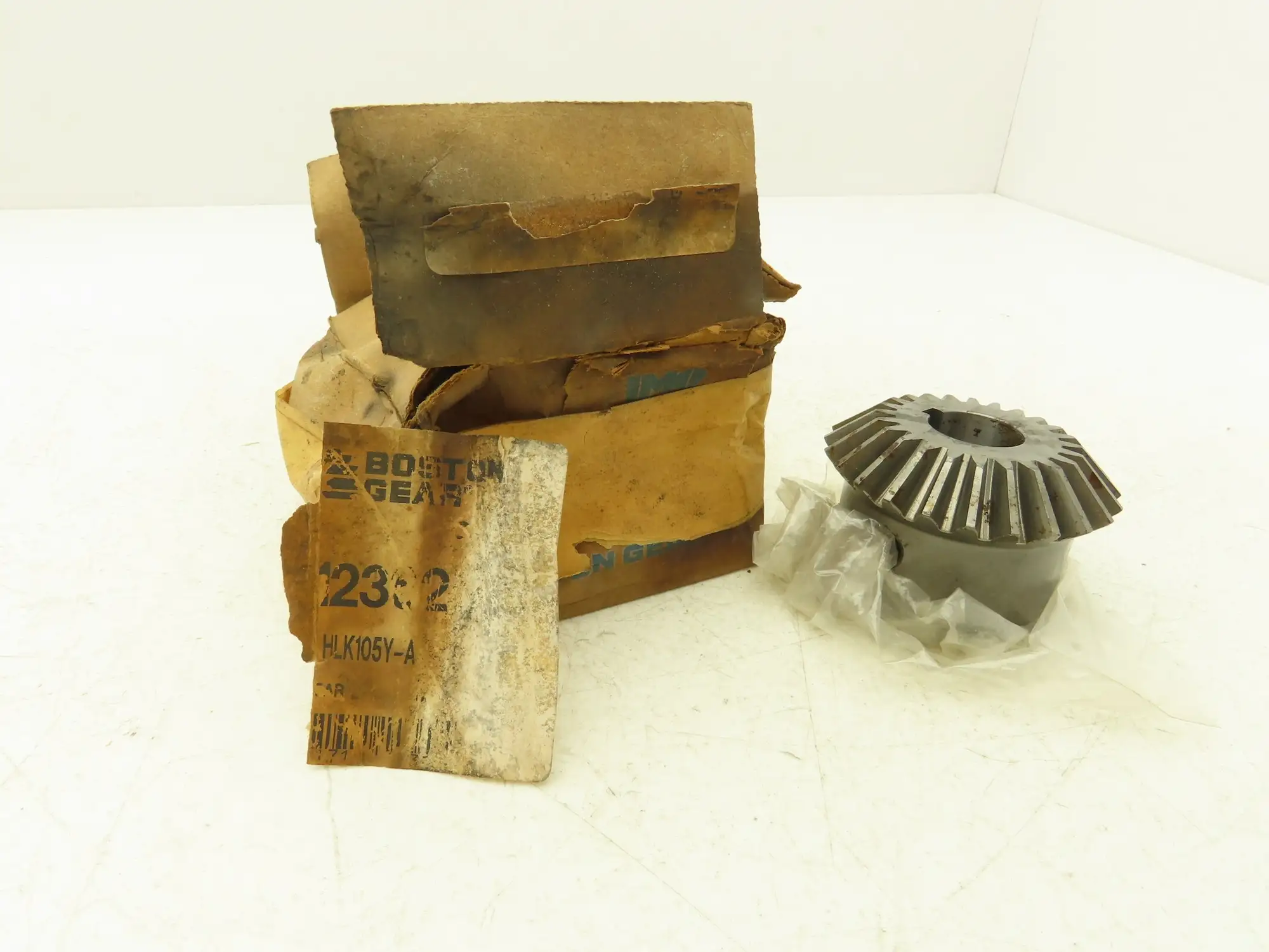 Boston Gear HLK105YA Miter Gear 24T 8-Pitch 20° 1" Plain Bore 1/4" Keyway