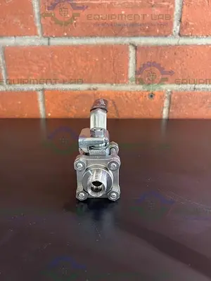 USED SWAGELOK SS-63TS8 STAINLESS STEEL BALL VALVE W/ 3/4" THREADED FITTING