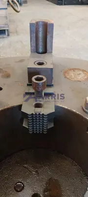 32" Manual Chuck with Adapter Plate - Brand Unknown