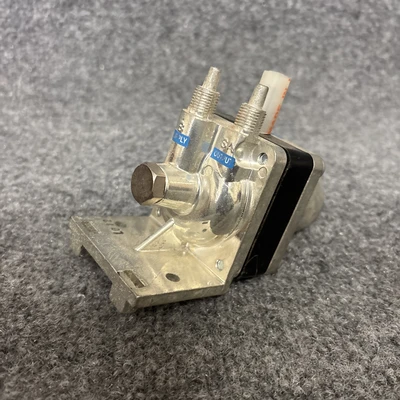 Used Johnson Controls R-3030-I Relays & Switches California US | Davliegogo LLC #1708075