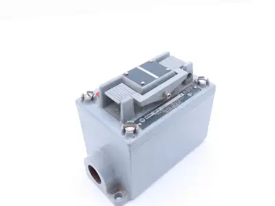 Allen Bradley 800T-XAP 1 Gang Explosion Proof Switch With Cover & Enclosure READ