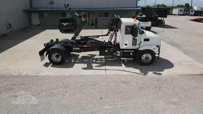 New | in-Stock 2025 MACK MD6 Hooklifts & Roll-Offs Texas US | Roll Off Truck World #1491879