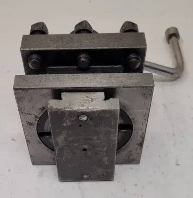 LATHE TOOL POST HOLDER - BASE: H: 7IN W: 5-1/4IN L: 5-1/4IN GAP: 1.5IN THICK: 1IN