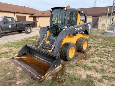 Used 2015 JOHN DEERE 326E WITH 1,162 HOURS Skid Steer Loaders Michigan US | Miedema Asset Management Group #1424758