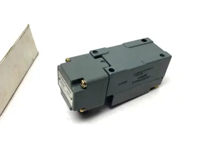 USED EATON CUTLER-HAMMER PLUNGER LIMIT SWITCH SURFACE MOUNT NEMA HEAVY DUTY