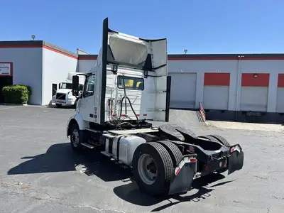 USED 2022 VOLVO VNR42T300