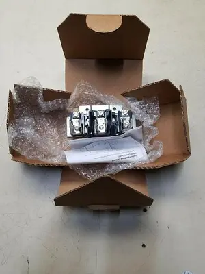 New | in-Stock ALLEN BRADLEY FUSE BLOCK TRAILER Fuse Accessories Michigan US | ND Industrial Surplus #1226881