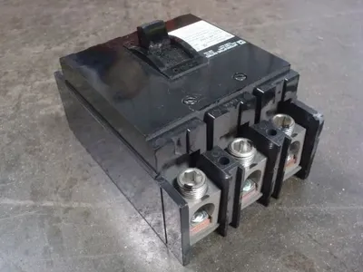 Square D Q2L3225 Circuit Breaker 225 Amps 240VAC Used