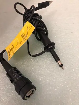 TEKTRONIX P2220 VOLTS