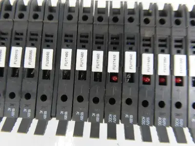 Entrelec M4/8S 6.3 A MAXI Terminal Block Fuse Holder AB Fuse Holder Lot of 158