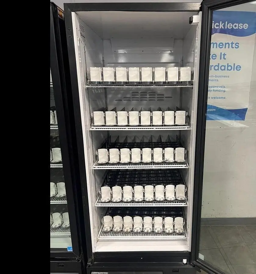 ROYAL VENDORS RVCF-027 SINGLE GLASS DOOR REFRIGERATOR MERCHANDISER USED