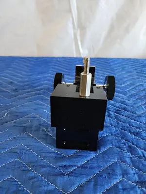 MICROSCOPE FOCUSING MOUNT