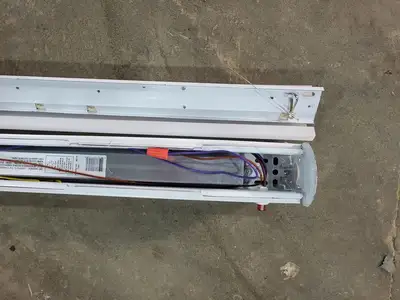 NEW DAY-BRITE FSS470L840-UNV