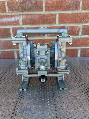 USED IDEX SANDPIPER S05 STAINLESS STEEL/ALUMINUM DOUBLE DIAPHRAGM PUMP 1" THREADED