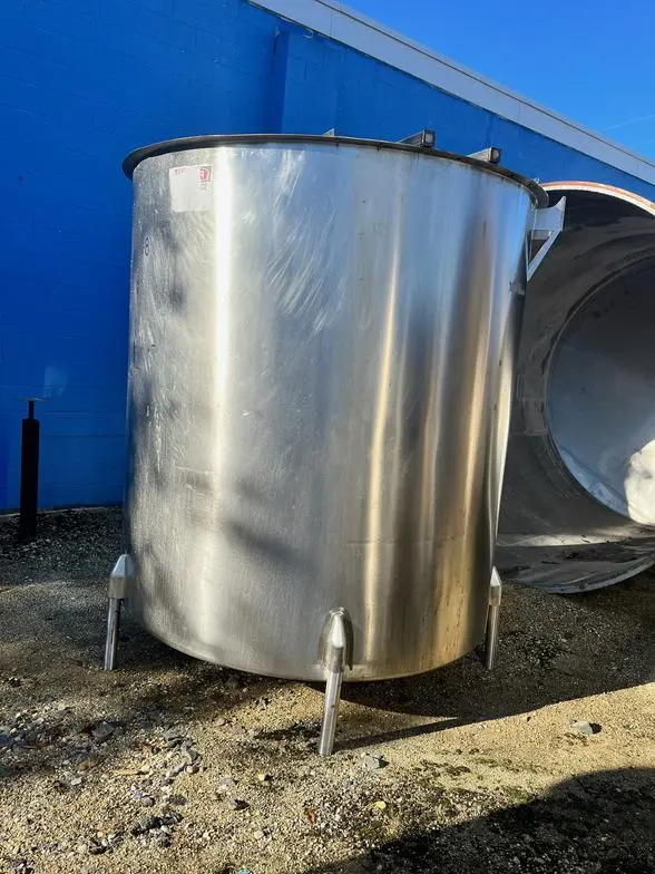 Used approximately 1800 gallon vertical stainless steel mix tank