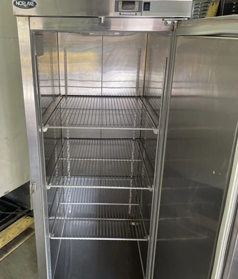 174-0027 Norlake NR241SSS/0 27 1/2" 1 Door Reach In Self Contained Cooler
