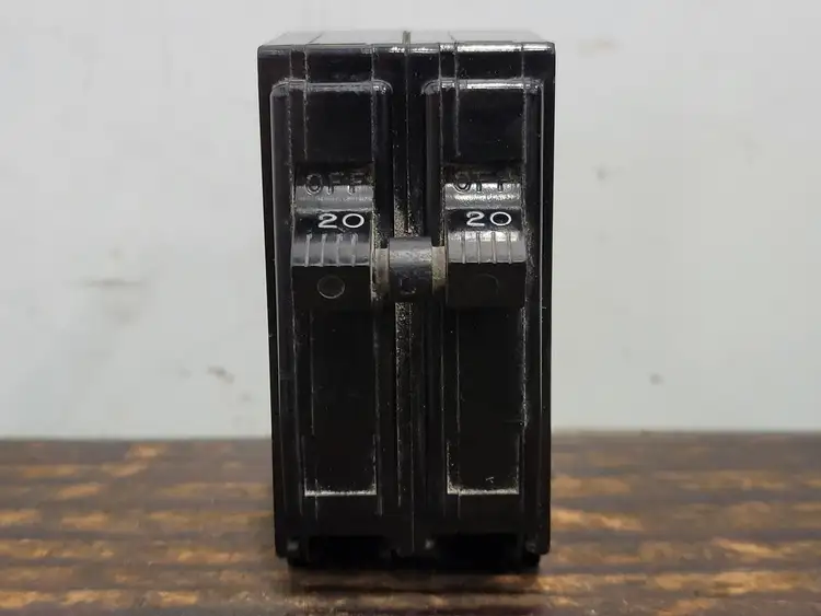 Used SQUARE D QO220 Switchgears British Columbia CA | Lenmark #242279
