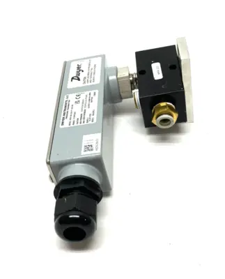 USED DWYER INDUSTRIAL PRESSURE TRANSMITTER W/ MRA-2DC MANIFOLD
