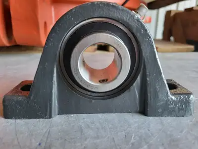 Pillow Block Housing w/ UC207-20 Bearing