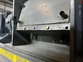 USED HOG  GRINDER 100 HP  15" X 18" OPENING