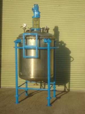 1250L S/S Enc Vert Mixing Tank 0.55Kw