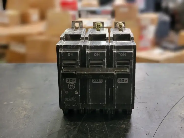 Used GENERAL ELECTRIC THQB330 Switchgears British Columbia CA | Lenmark #238528