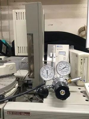 HEWLETT PACKARD 5890 SERIES II PLUS GAS CHROMATOGRAPH