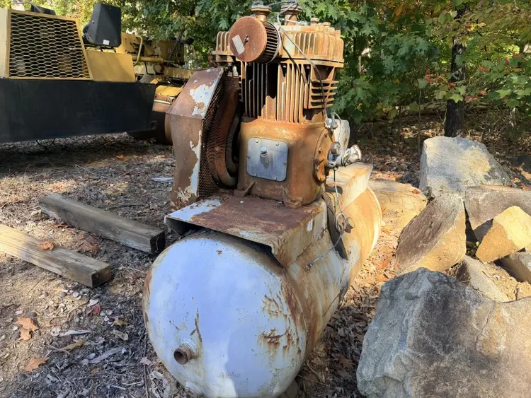 Used AIR COMPRESSOR RUNS Tank Mounted Air Compressors North Carolina US | Levan Equipment #1573959