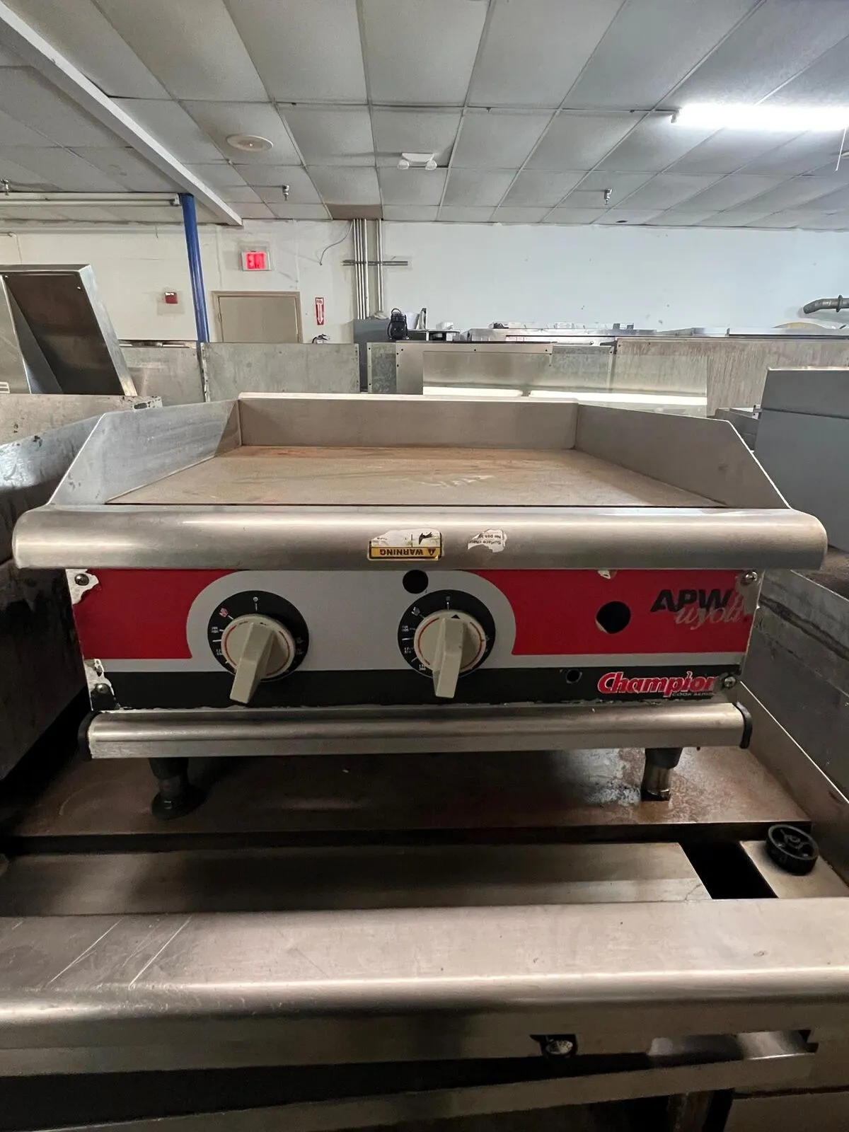75-0216 APW Wyott Champion 24'' Thermostatic Gas Griddle GGT-24S