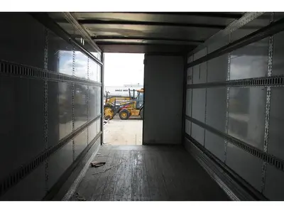 Used 2017 STOUGHTON 53 FT TANDEM Box Trailers Manitoba CA | Conquest Truck & Auto Sales #1421362