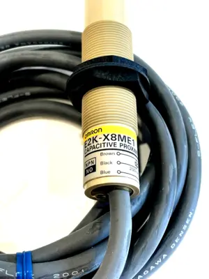 NEW OMRON E2K-X8ME1 CAPACITIVE PROXIITY SWITCH 12-24 VDC E2KX8ME1