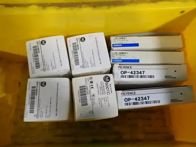 Allen Bradley, Keyence  Push Buttons And Mounted Brackets