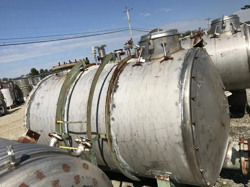 Used approximately 1500 gallon horizontal stainless steel tank