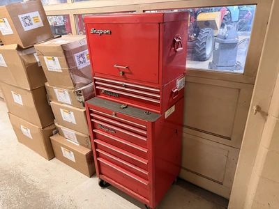 Used SNAP-ON 3 TOOL BOX SET INCLUDES ROLL AROUND, AND 2 ADDITIONAL STACKED TOOL BOXES. Tool Box Michigan US | Miedema Asset Management Group #1353219