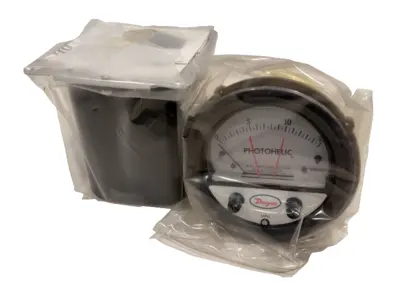 NEW DWYER A3015-RMR PHOTOHELIC PRESSURE GAUGE SWITCH A3015RMR