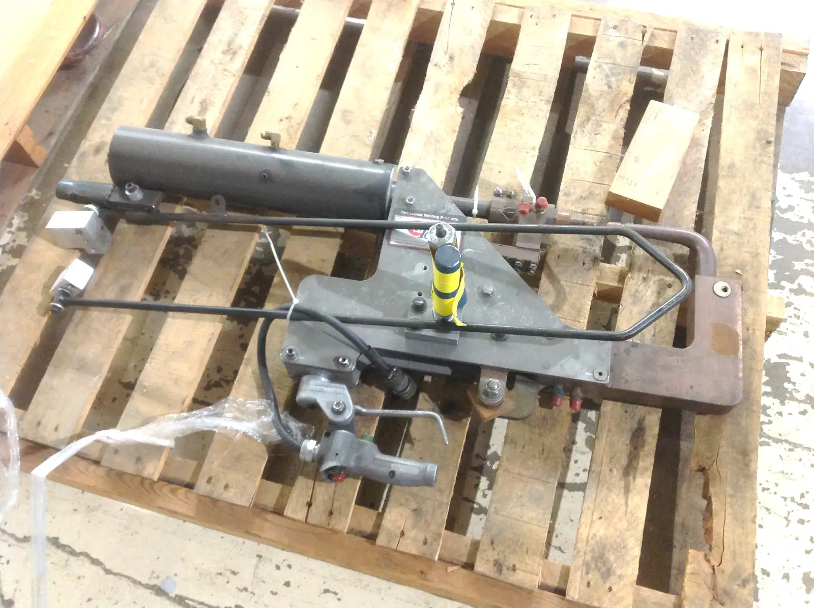 Used TG SYSTEMS MANUAL C-TYPE WELD GUN TIP FORCE 955 LBS AT 80 PSI Misc Industrial Equipment | Maverick Industrial Sales #1110451