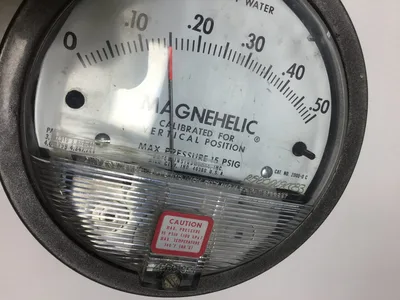 Dwyer Magnehelic Pressure Gauge 0-50 Inches Water Max Pressure 15 PSIG (100 kPa)