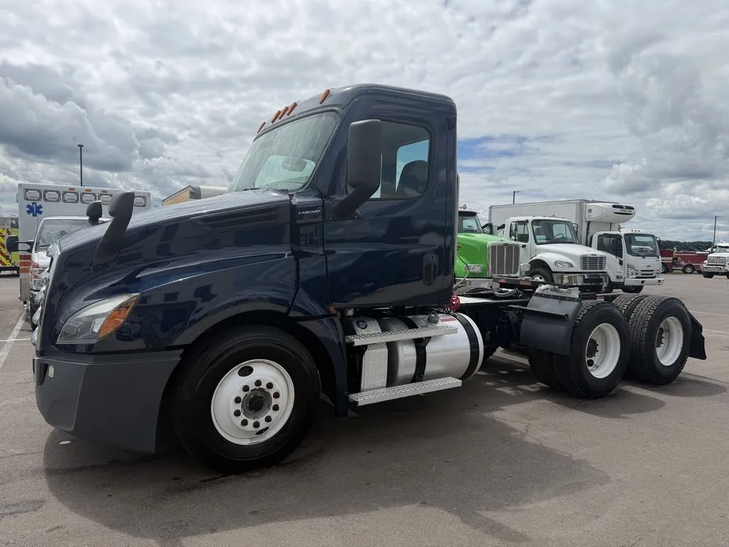 Used 2021 FREIGHTLINER CASCADIA Conventional trucks Minnesota US | Carco Truck & Equipment #1513677