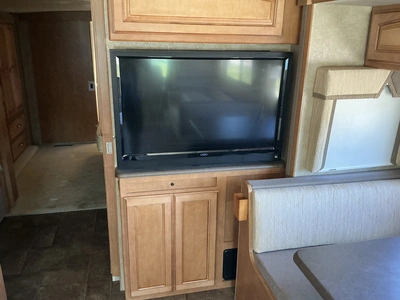USED 2013 WINNEBAGO F53