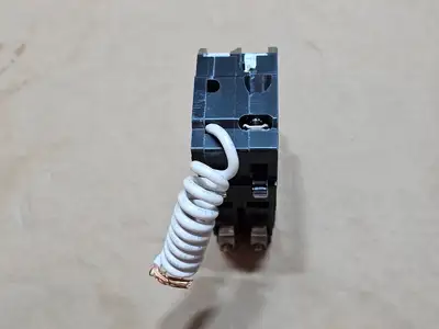 NEW SQUARE D QOB215GFI