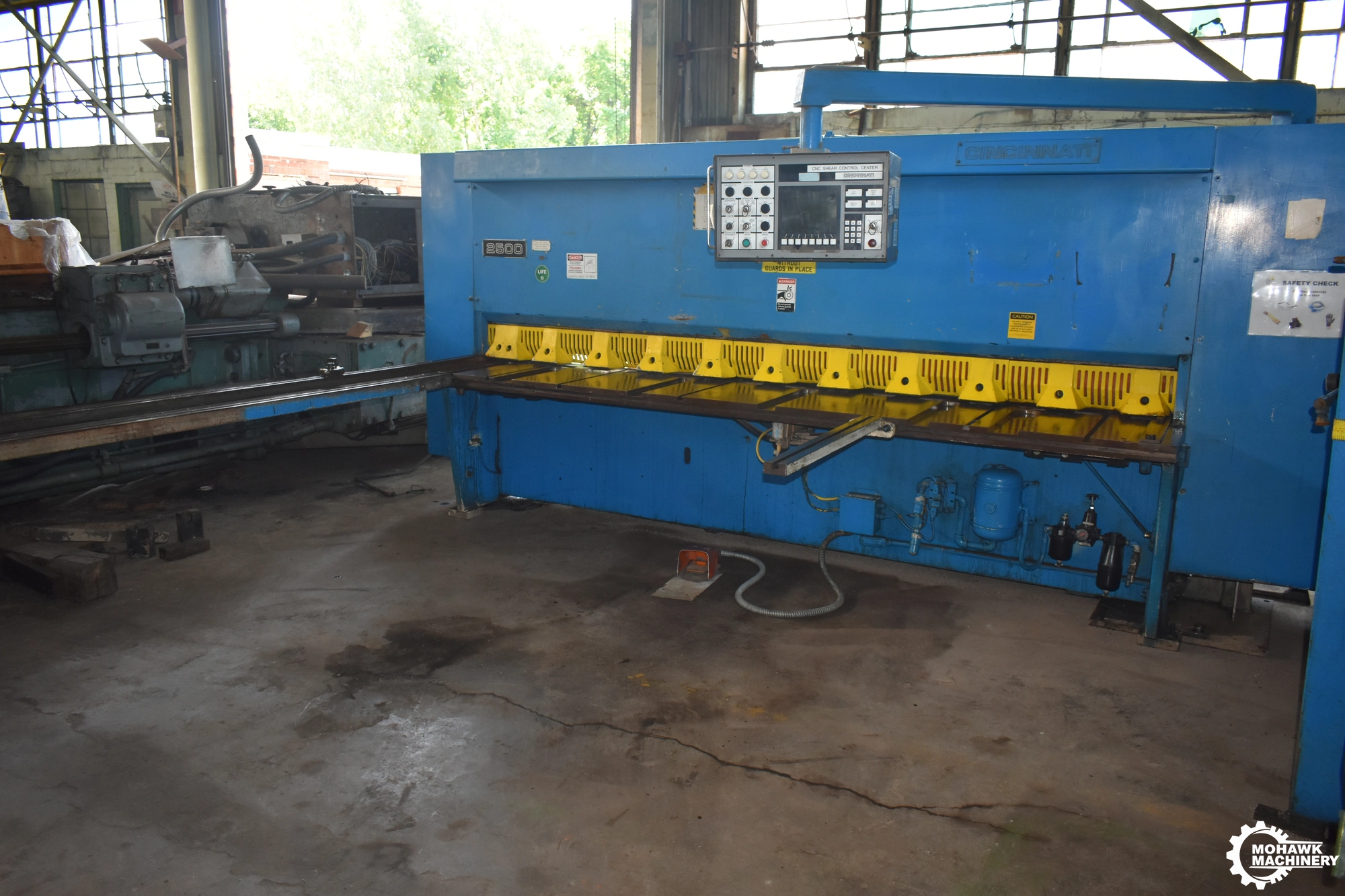 10' x 1/4" CINCINNATI-INC "2500X10FT" CNC HYDRAULIC POWER SQUARING SHEAR w/CINCINNATI CNC SHEAR CONTROL CENTER - 48” CNC BACK GAUGE - SQUARING ARM