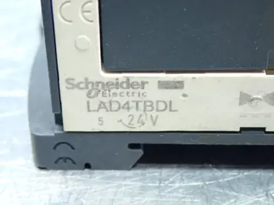 Used SCHNEIDER ELECTRIC CAD32BD Relays & Switches Ohio US | HGR 24 #869690